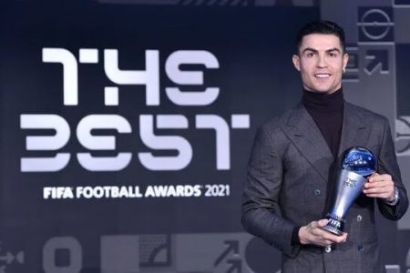 واکنش رونالدو به کسب جایزه ویژه فیفا بعد از شکستن رکورد دایی