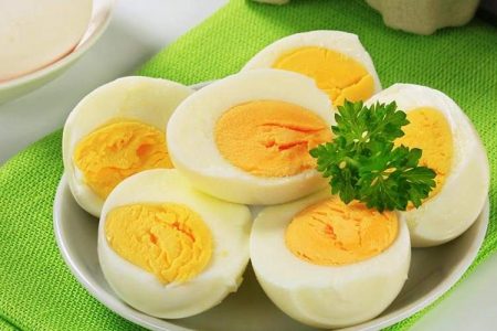 چرا نباید تخم مرغ را خام مصرف کرد؟