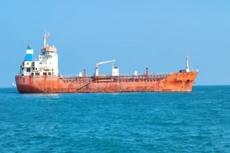 نفتکش میلیاردر یهودی در آب‌های عمان هدف حمله پهپادی قرار گرفت