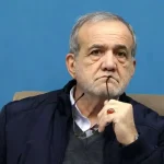 توصیه روزنامه اصلاح طلب به دولت؛ از تقابل با تندرو‌ها نترسید| وقت ایستادن کنار مردم است