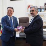 قدردانی سفیر قزاقستان در ایران از اقدامات مدیریت اسناد ملی شمالغرب کشور ( تبریز) با اهداء نشان یادبود :  کارهای ارزشمند و ماندگار انجام می دهید